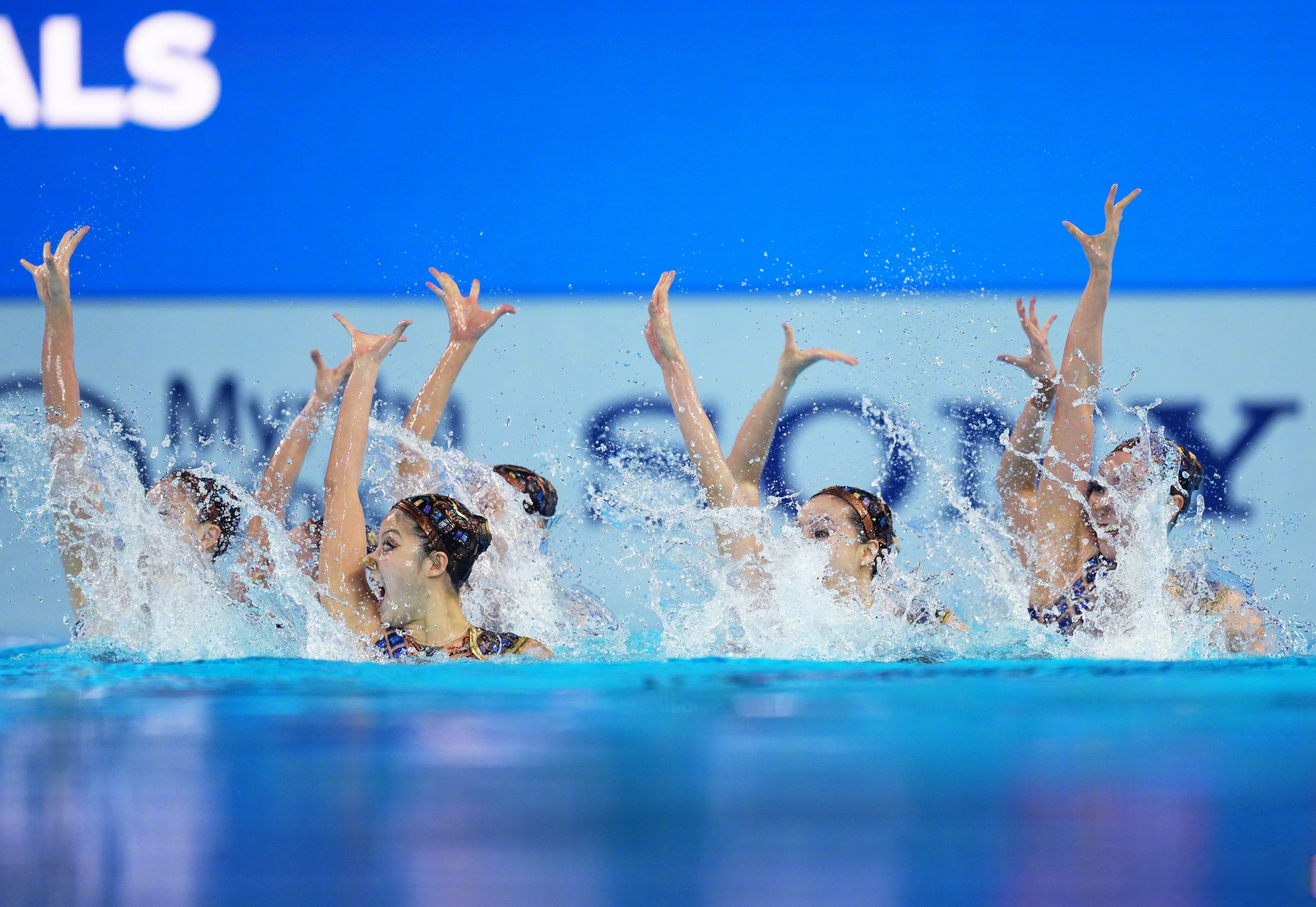 火力全开！游泳比赛数据创纪录