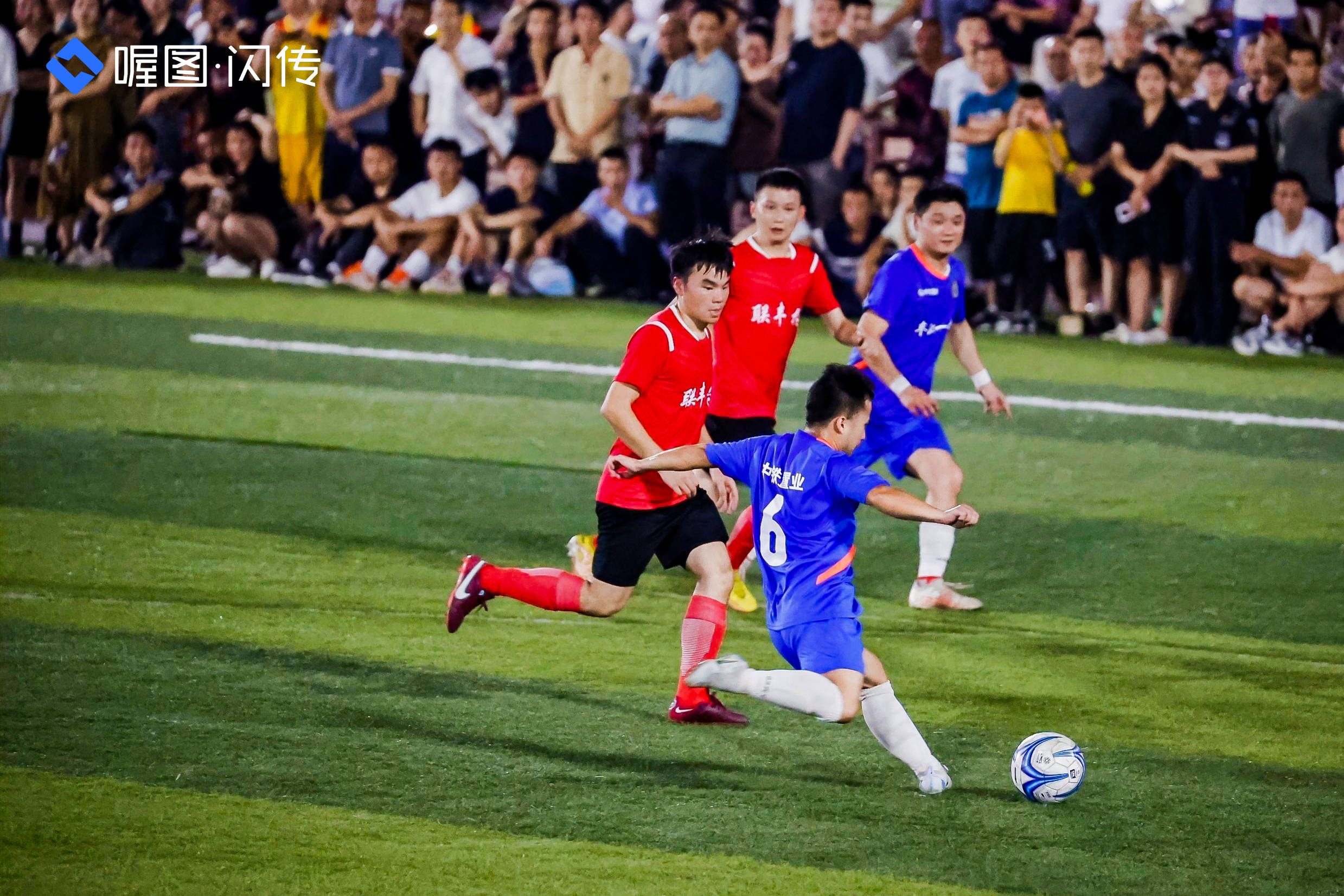 关于场面火爆！足球观众席沸腾不已的信息