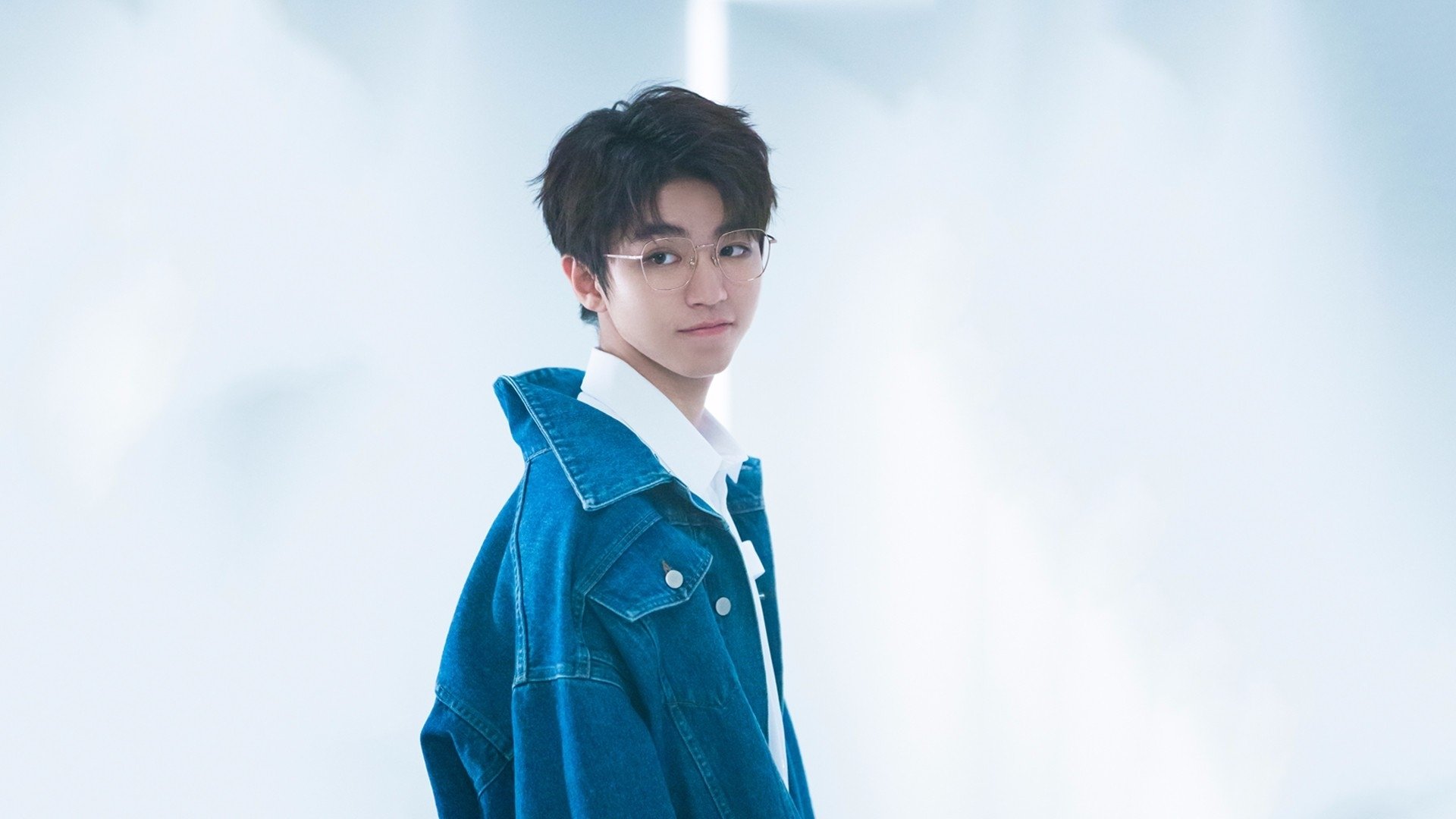 终场蜂鸣器响起前0.3秒，篮球穿过灯光的瞬间